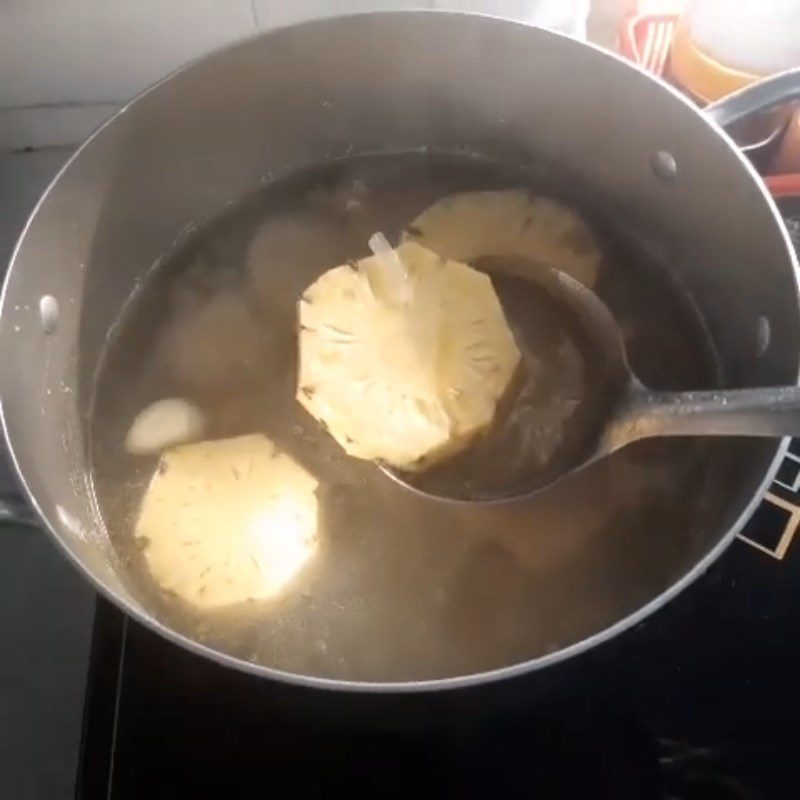 Step 3 Simmer the bones for sour bamboo shoot beef soup