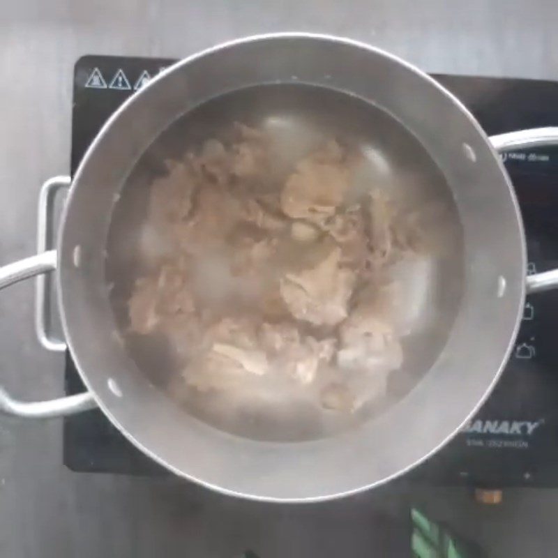 Step 3 Simmer the bones for sour bamboo shoot beef soup