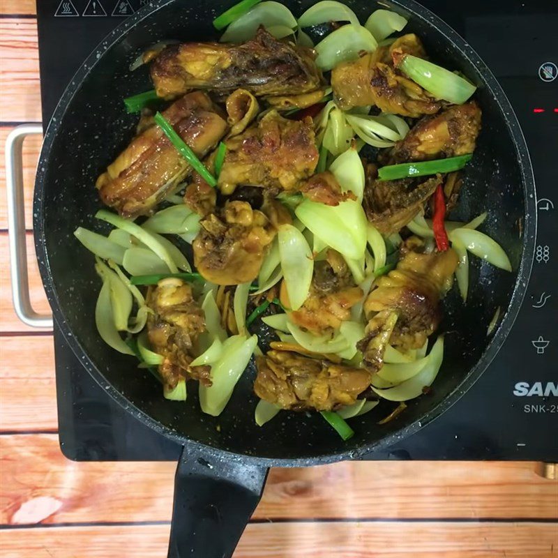 Step 4 Stir-fried Chicken with Turmeric