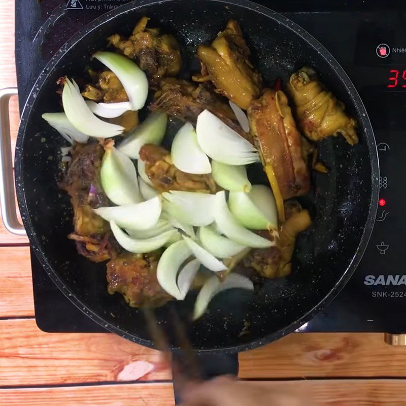 Step 4 Stir-fried Chicken with Turmeric