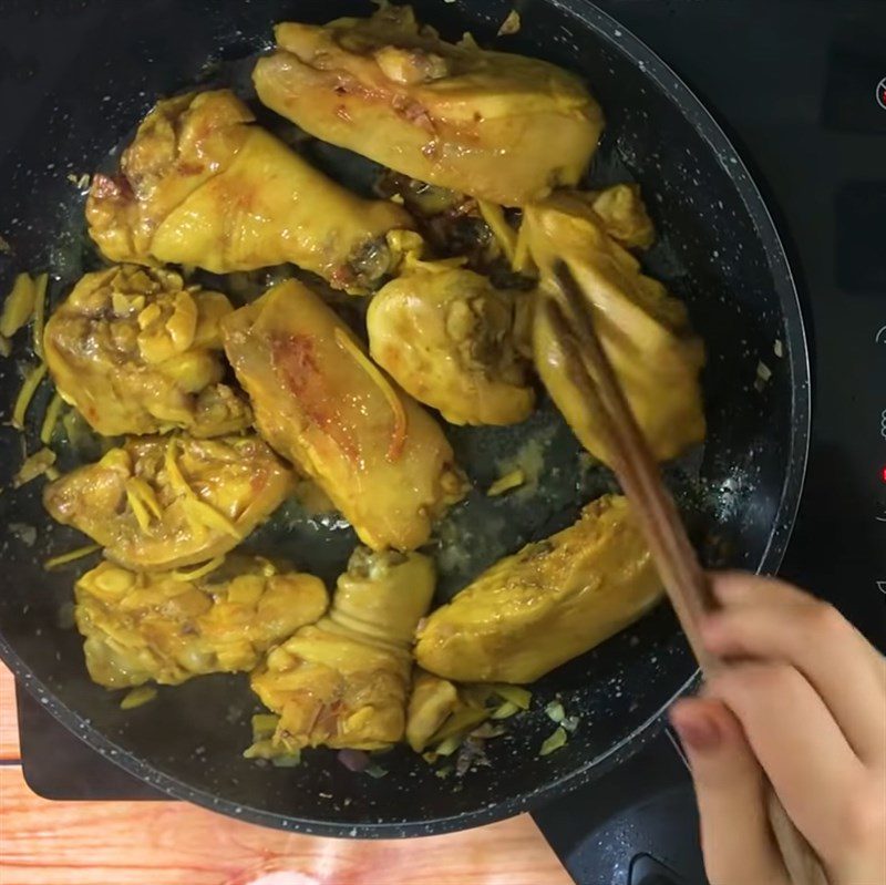 Step 4 Stir-fried Chicken with Turmeric