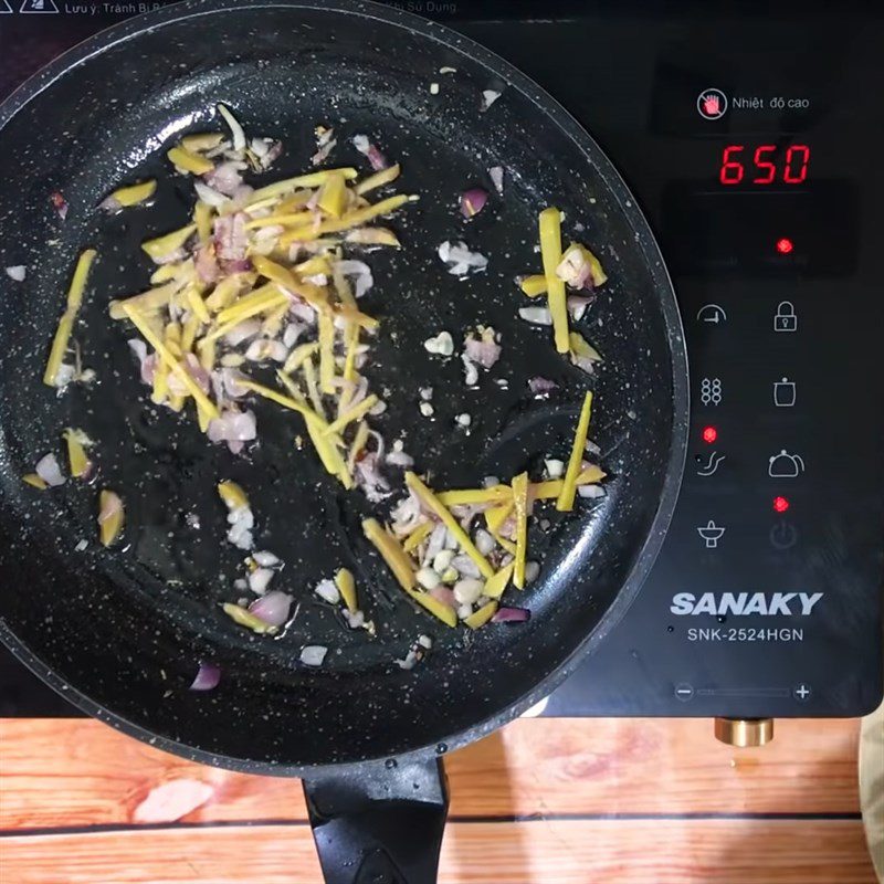 Step 4 Stir-fried Chicken with Turmeric