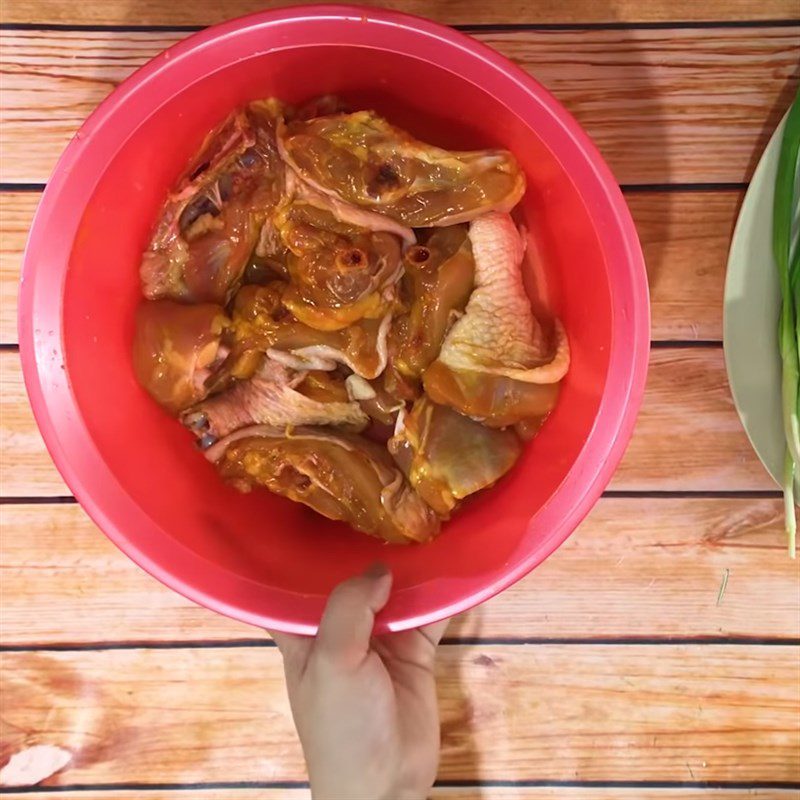 Step 3 Marinate the chicken Stir-fried chicken with turmeric