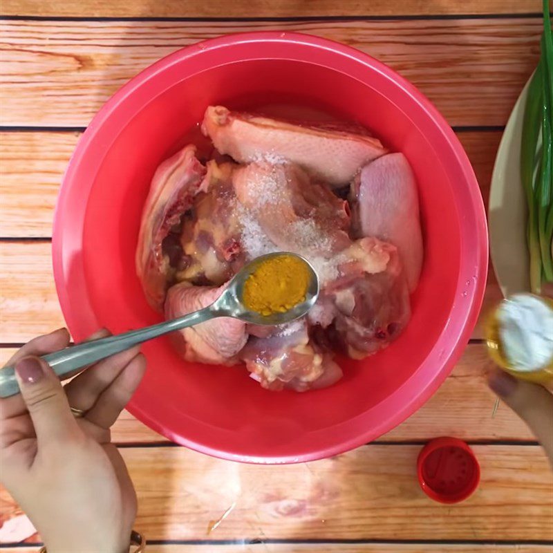 Step 3 Marinate the chicken Stir-fried chicken with turmeric