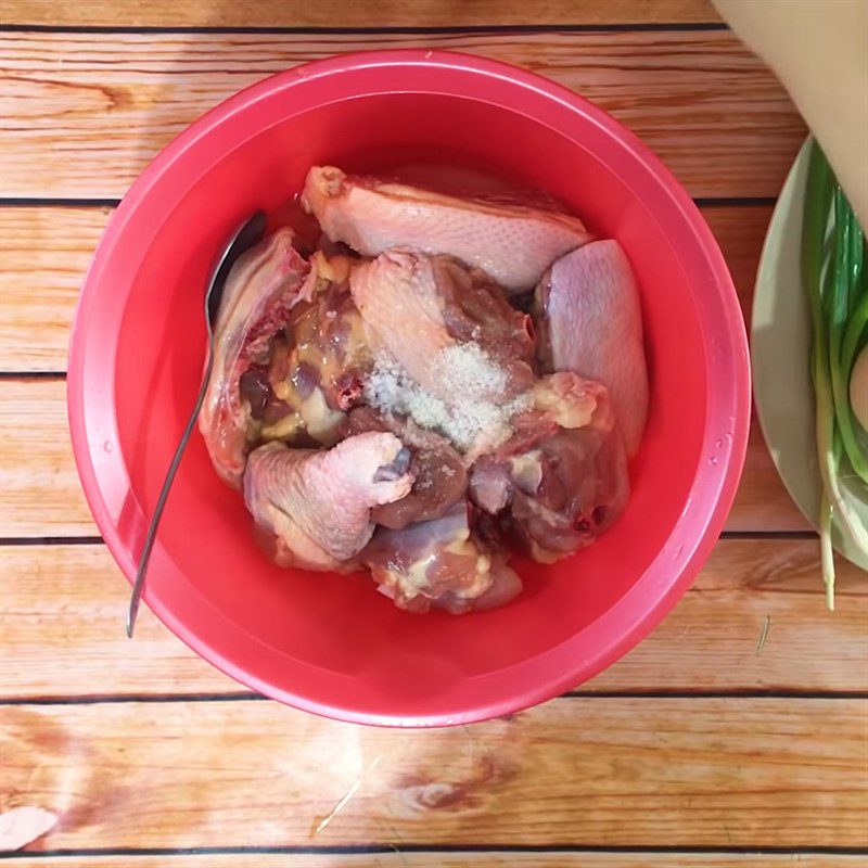 Step 3 Marinate the chicken Stir-fried chicken with turmeric