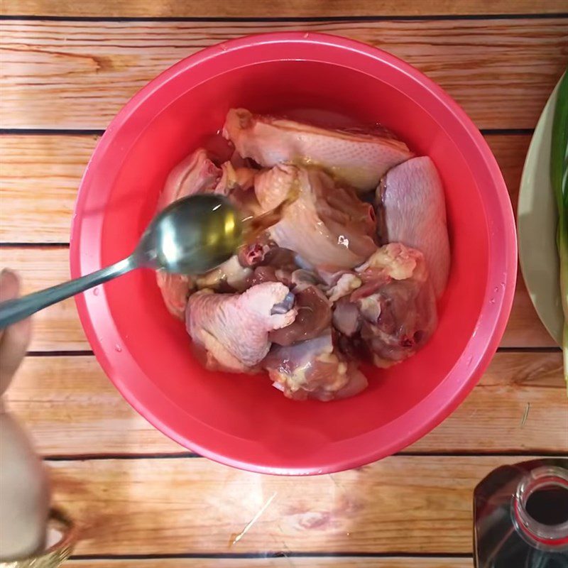 Step 3 Marinate the chicken Stir-fried chicken with turmeric