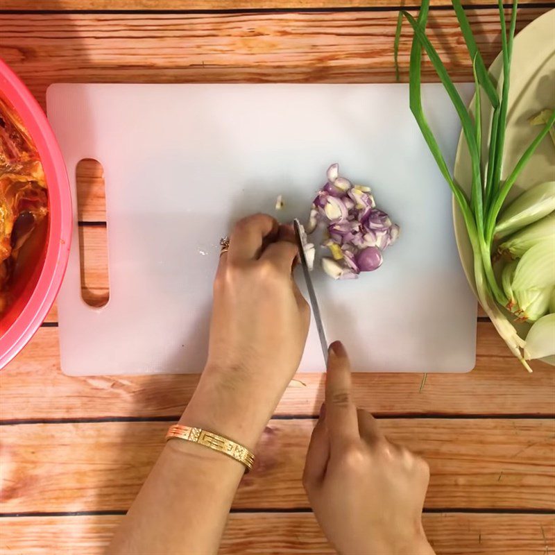 Step 2 Prepare other ingredients Stir-fried chicken with turmeric