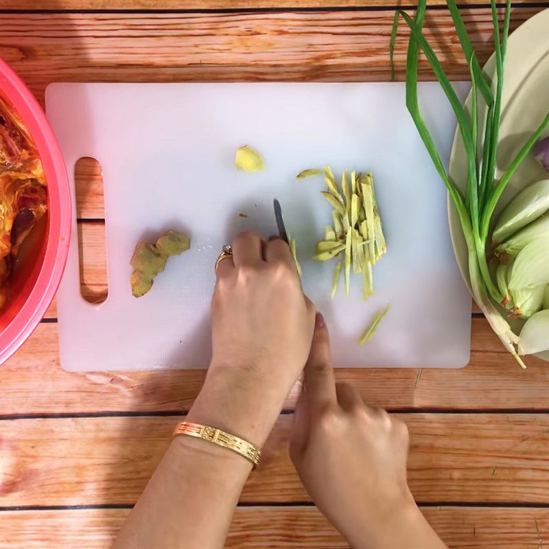 Step 2 Prepare other ingredients Stir-fried chicken with turmeric