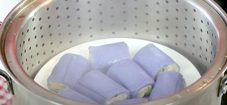 Step 6 Steaming the cake with steamed butterfly pea flower and potato filling