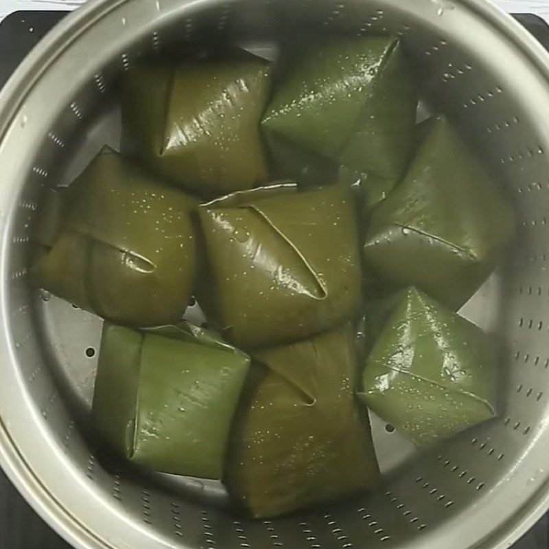 Step 5 Steaming the cake Mung bean coconut sticky rice cake