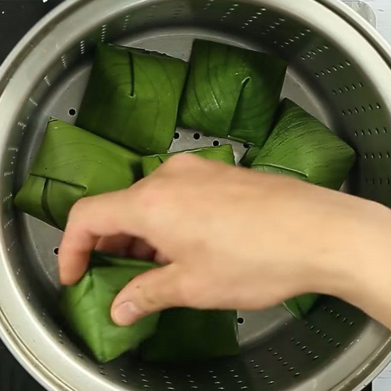 Step 5 Steaming the cake Mung bean coconut sticky rice cake