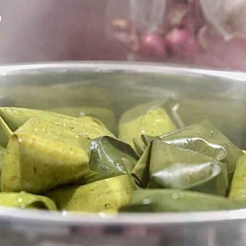 Step 4 Steaming the cake Bánh ít mít with mung bean filling