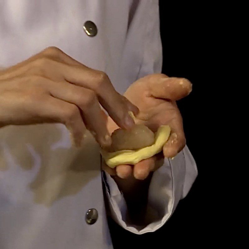 Step 4 Wrap the jackfruit cake with coconut filling