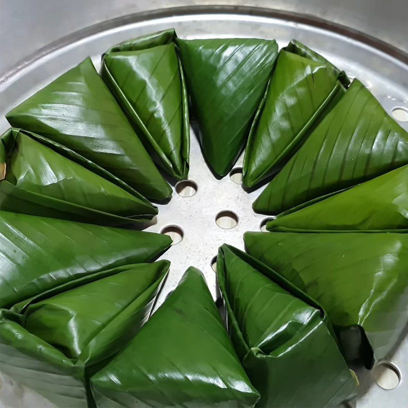 Step 6 Steaming the cake Sticky rice cake with purple leaf and taro