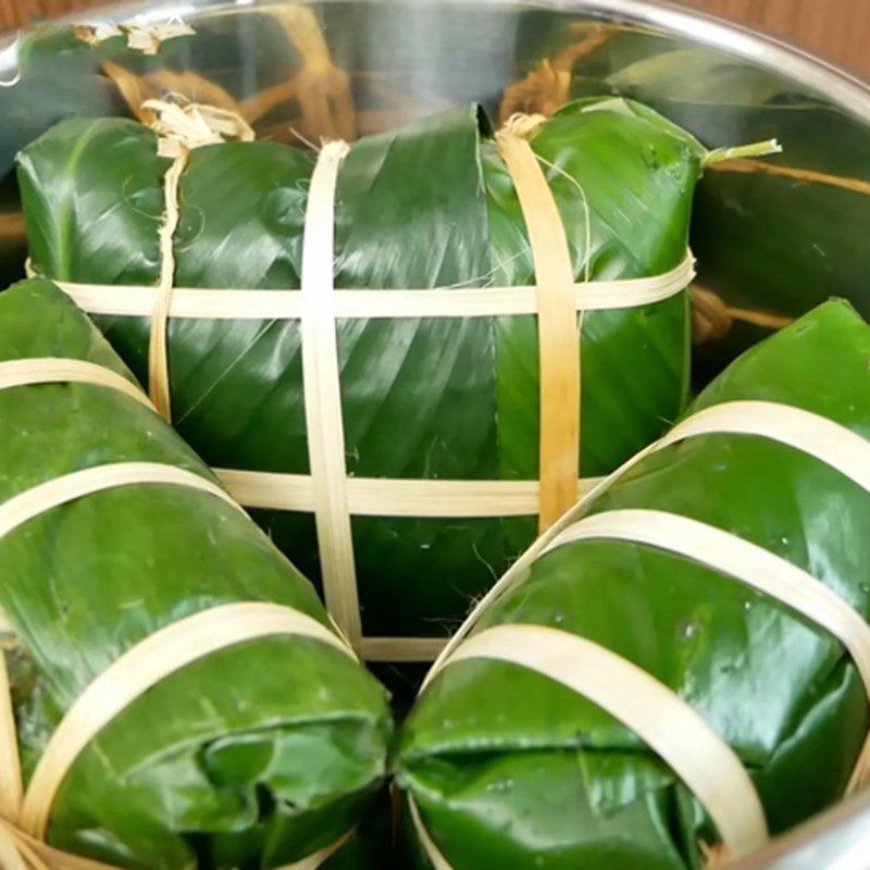 Step 5 Steaming the cake Bánh chưng with black glutinous rice and pork filling