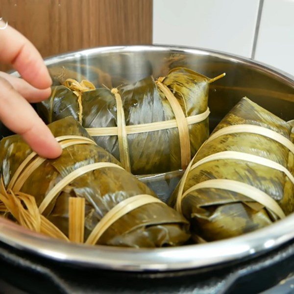 Step 5 Steaming the cake Bánh chưng with black glutinous rice and pork filling