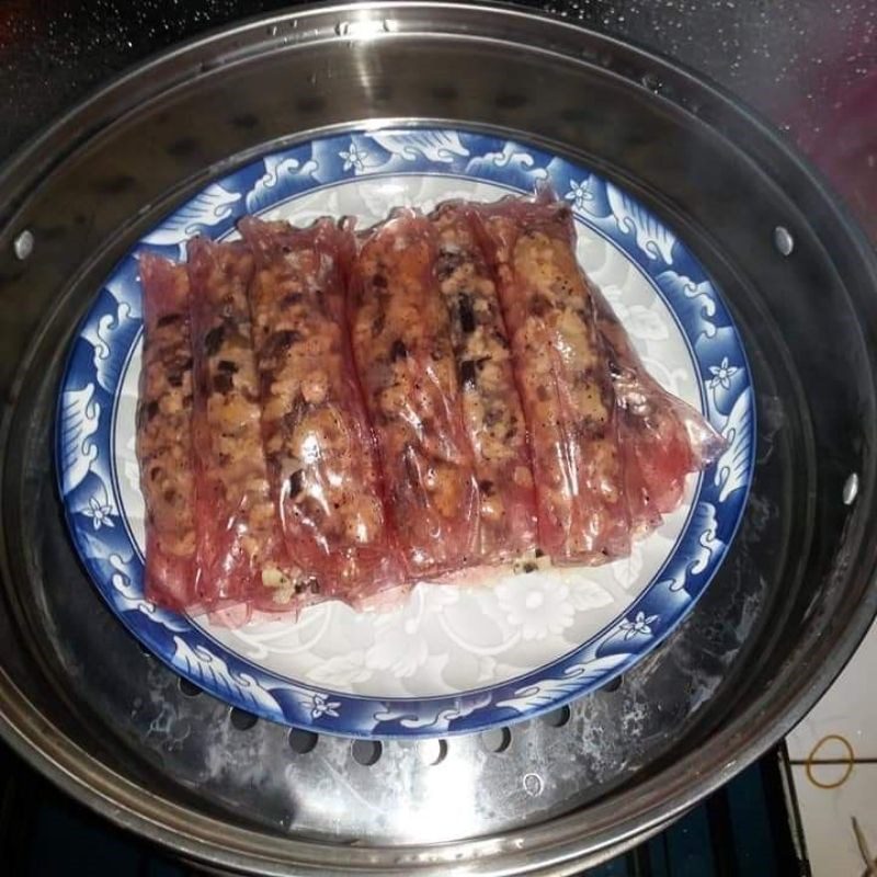 Step 3 Steam the rolled pancake with meat filling using rice paper