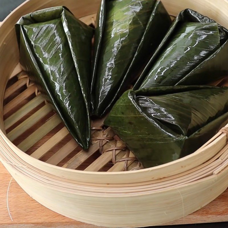 Step 6 Steam the pandan cake with coconut filling