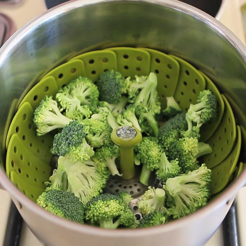 Step 2 Steamed broccoli Salmon porridge with broccoli