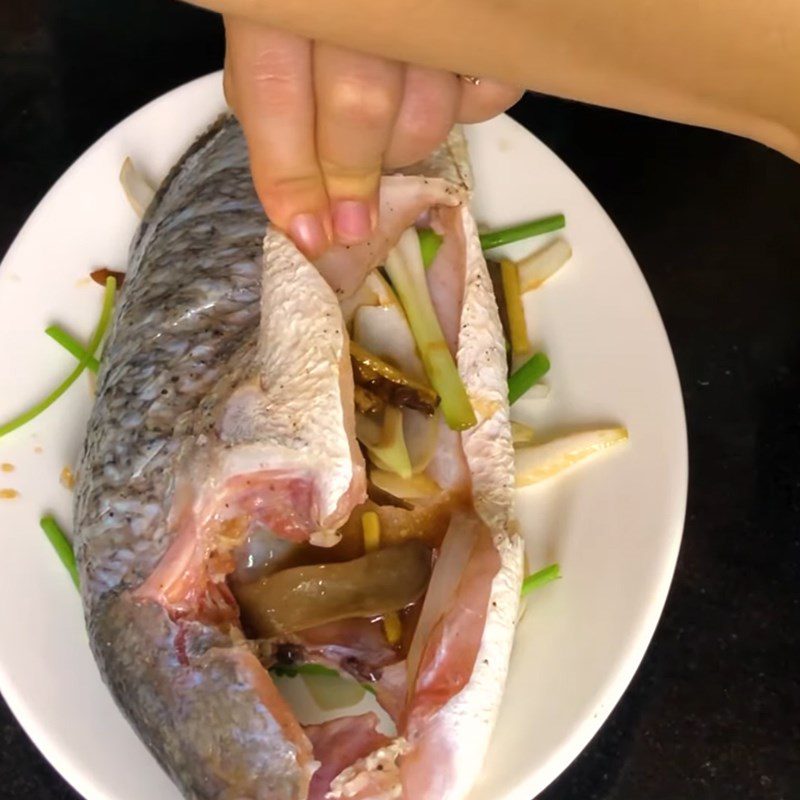 Step 4 Steaming the fish Steamed barramundi with green onion and ginger