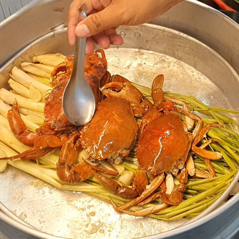 Step 4 Steam the crab Steamed crab with lemon grass