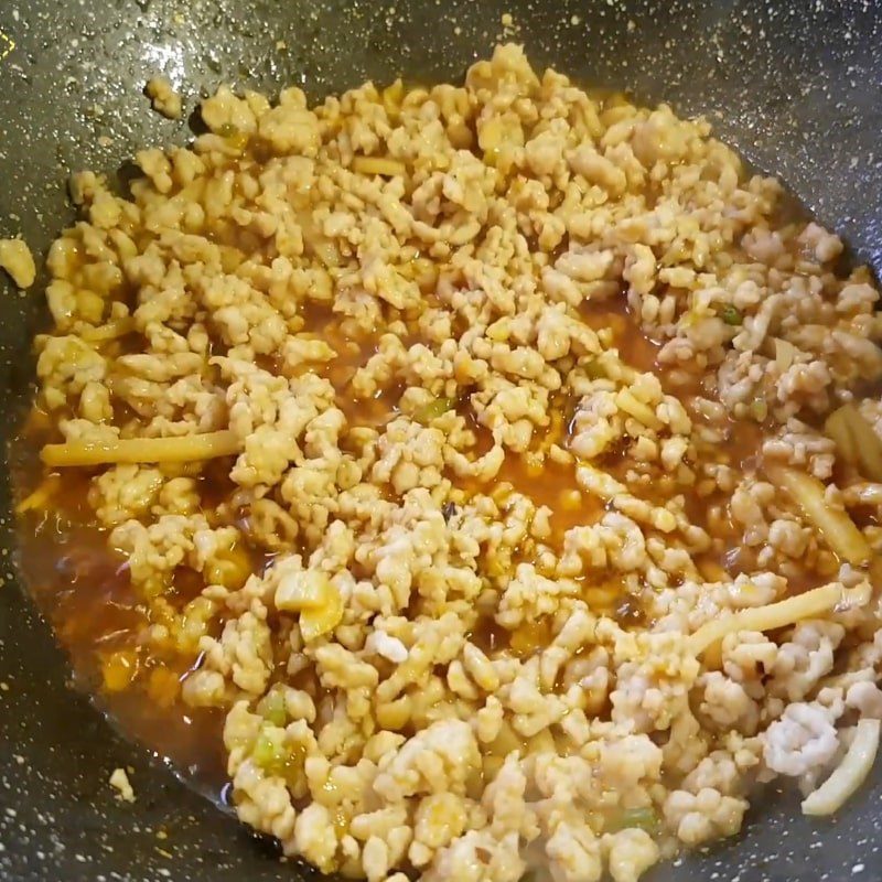 Step 3 Stir-fry meat Soft tofu steamed with minced meat and egg