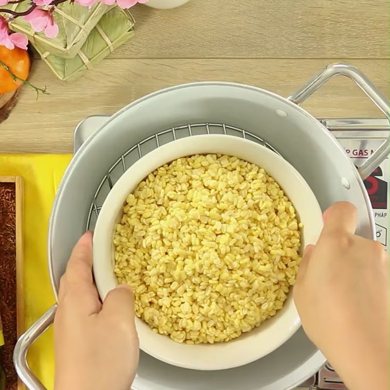 Step 2 Steam the mung beans for Brown Rice Sticky Cake