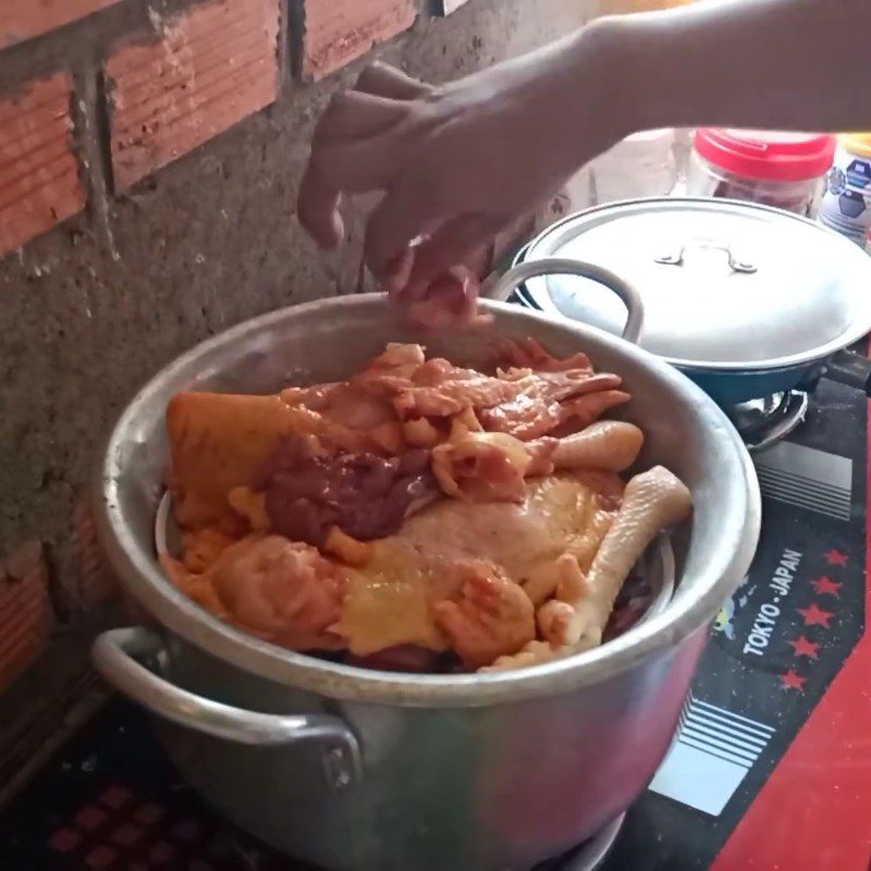 Step 3 Steam chicken Steamed chicken with salt and chili