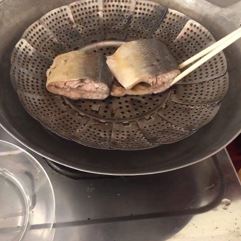 Step 2 Steam the fish and remove the meat for dried snakehead fish with pork belly and eggs