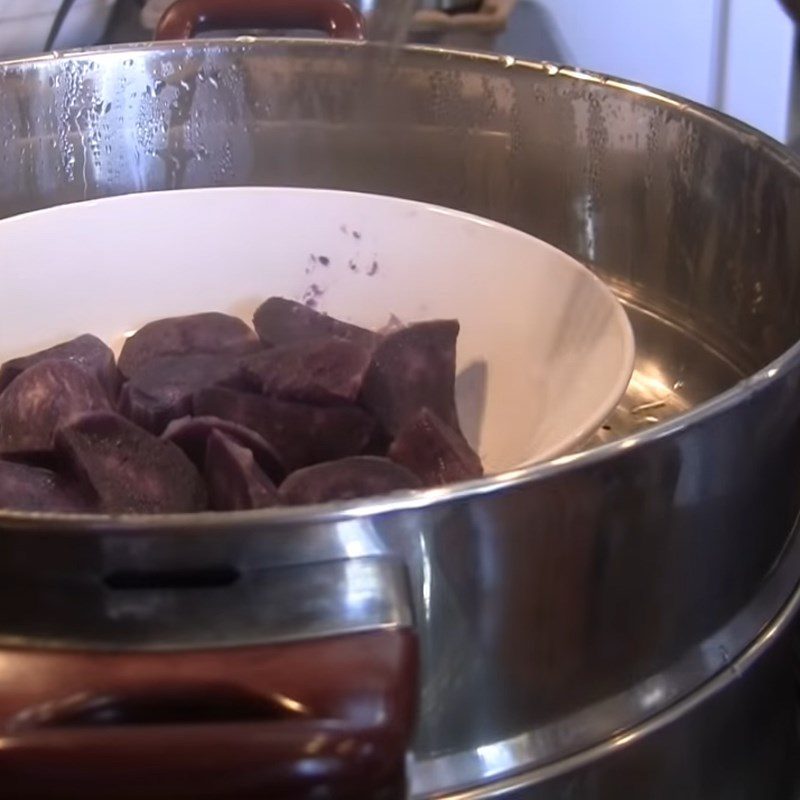 Step 1 Steaming purple sweet potatoes Purple sweet potato cake