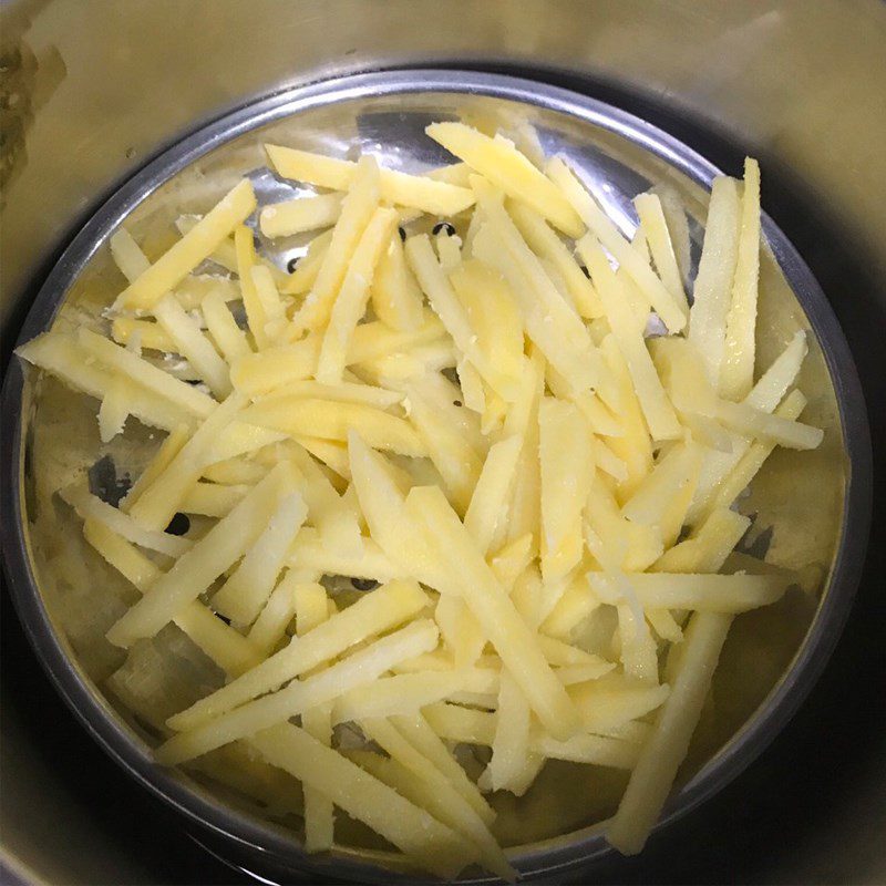 Step 2 Steam the potatoes for Stir-fried potatoes with eggs