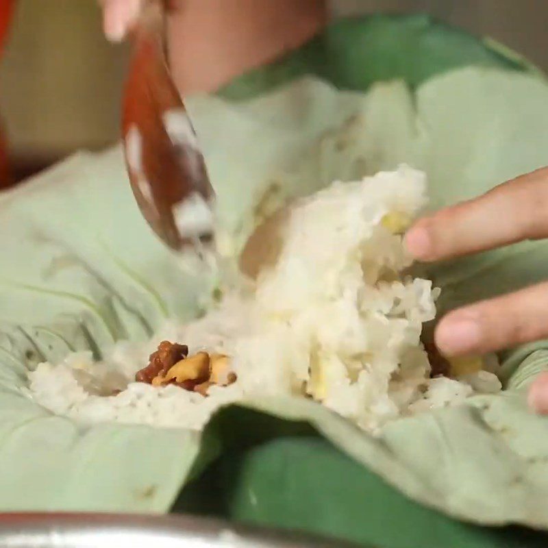 Step 5 Steam the lotus leaves Chicken sticky rice with lotus leaf sautéed chicken