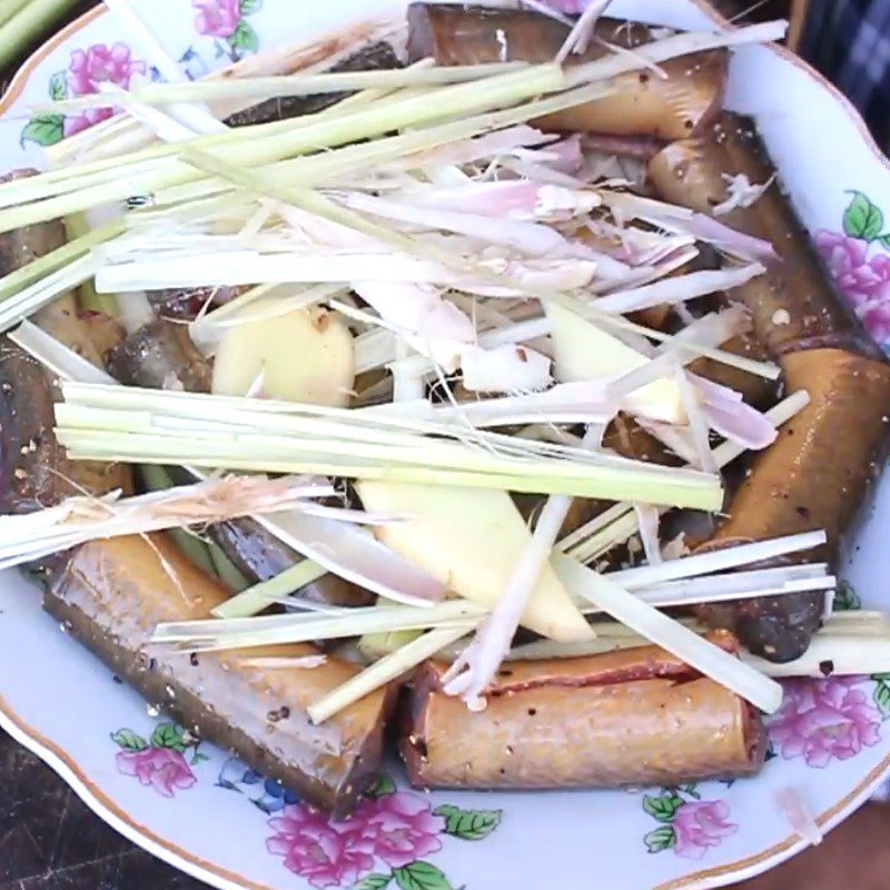 Step 4 Steamed Eel Eel steamed with lemongrass and chili