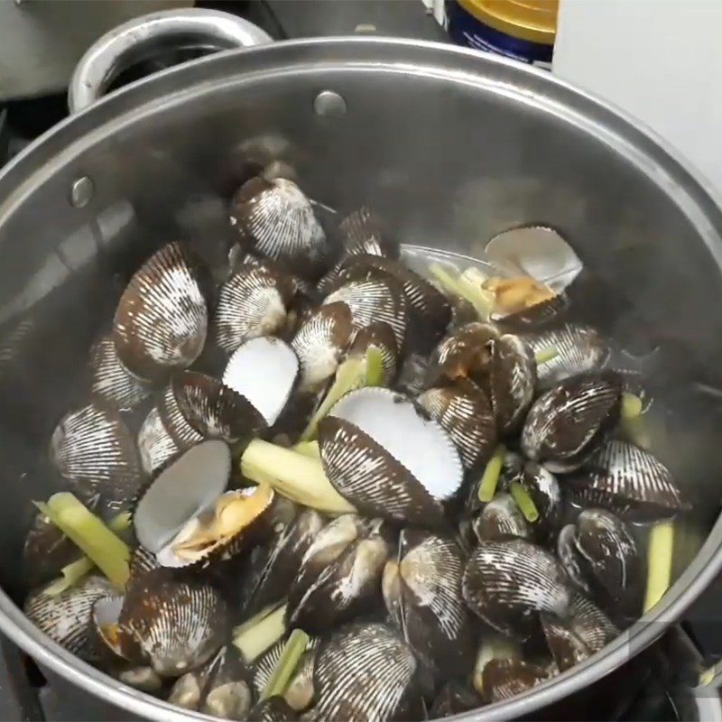 Step 2 Steam razor clams with lemongrass Steamed razor clams with lemongrass