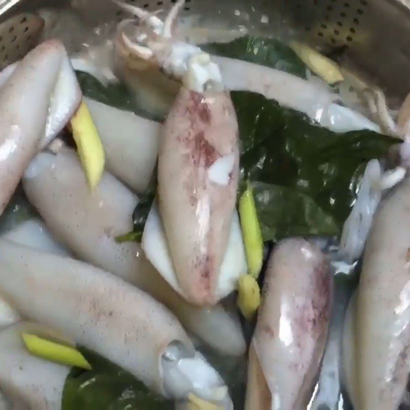 Step 3 Steam the squid Steamed Squid with Betel Leaves