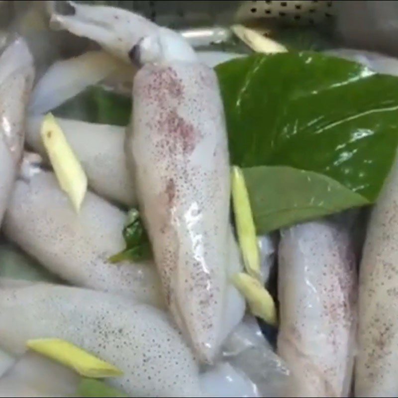 Step 3 Steamed squid Steamed egg squid with pepper leaves