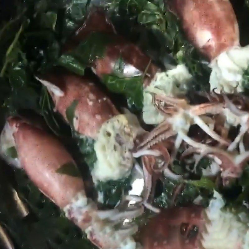 Step 3 Steamed squid Steamed egg squid with pepper leaves