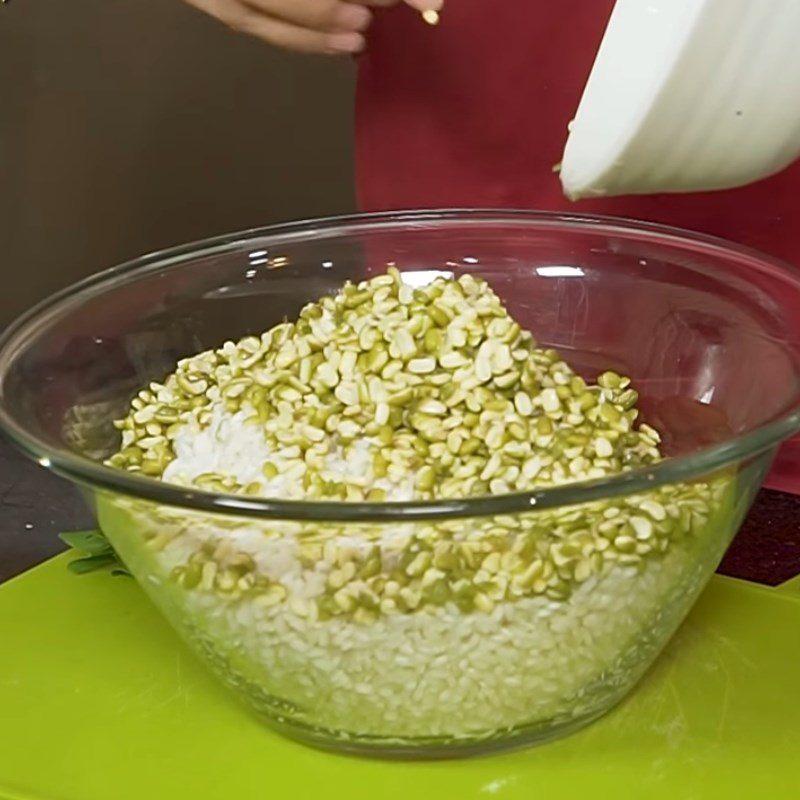 Step 2 Steaming glutinous rice and mung beans Durian sticky rice roll