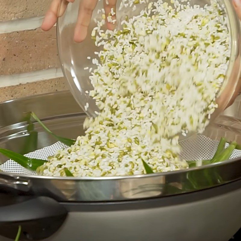 Step 2 Steaming glutinous rice and mung beans Durian sticky rice roll