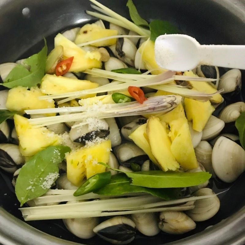 Step 3 Steam clams with lemongrass and pineapple Steamed clams with lemongrass and pineapple