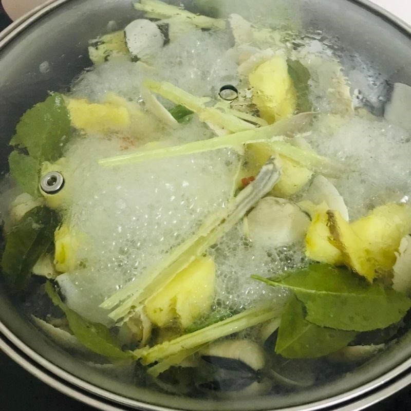 Step 3 Steam clams with lemongrass and pineapple Steamed clams with lemongrass and pineapple