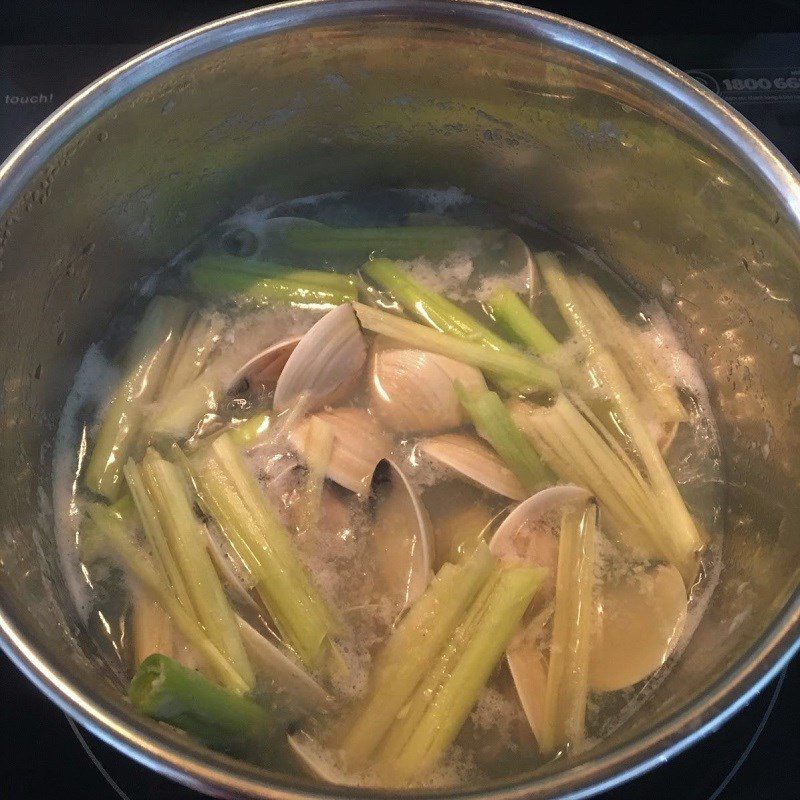 Step 2 Steaming clams with lemongrass