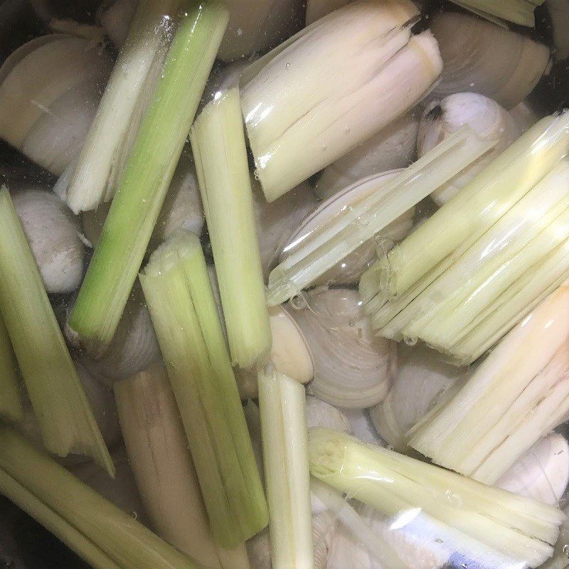 Step 2 Steaming clams with lemongrass