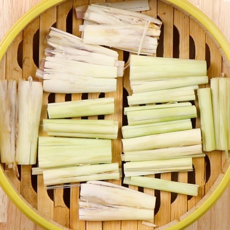 Step 3 Steam with lemongrass Steamed straw mushrooms with lemongrass and lime