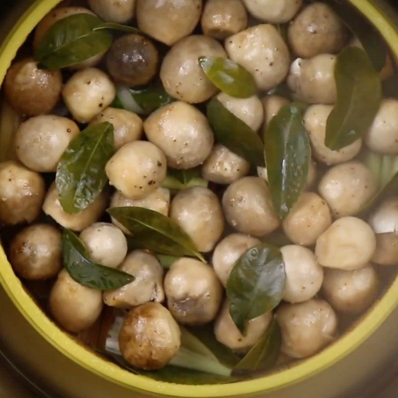 Step 3 Steam with lemongrass Steamed straw mushrooms with lemongrass and lime