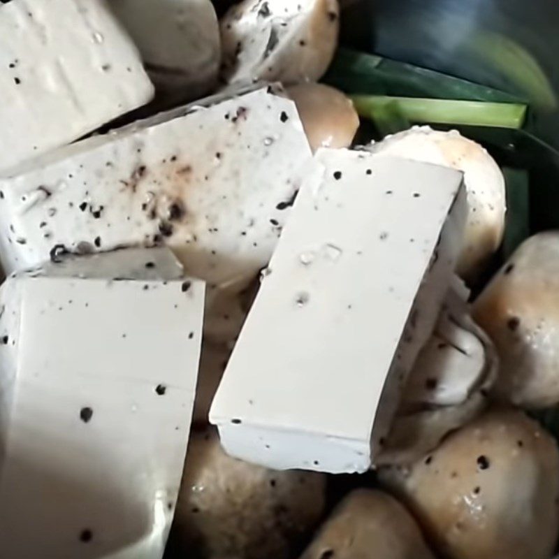 Step 3 Steamed Lemongrass Straw Mushrooms with Tofu