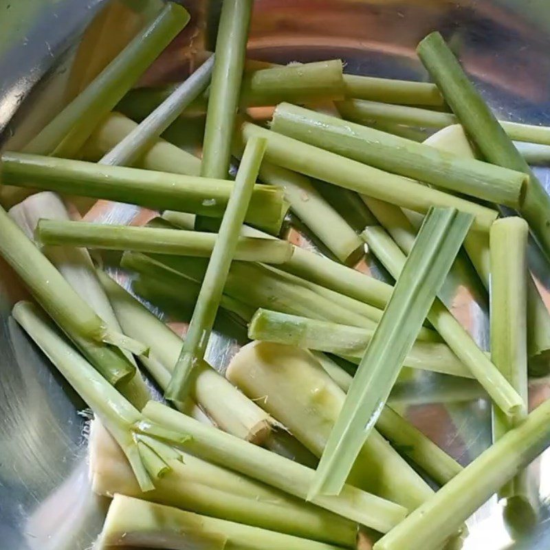 Step 3 Steaming with lemongrass Straw mushrooms steamed with lemongrass and garlic