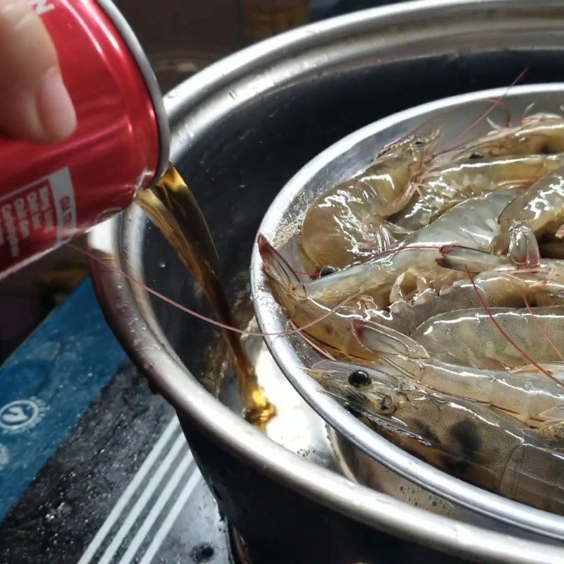 Step 2 Steam shrimp Shrimp steamed with coca