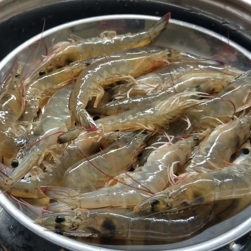 Step 2 Steam shrimp Shrimp steamed with coca