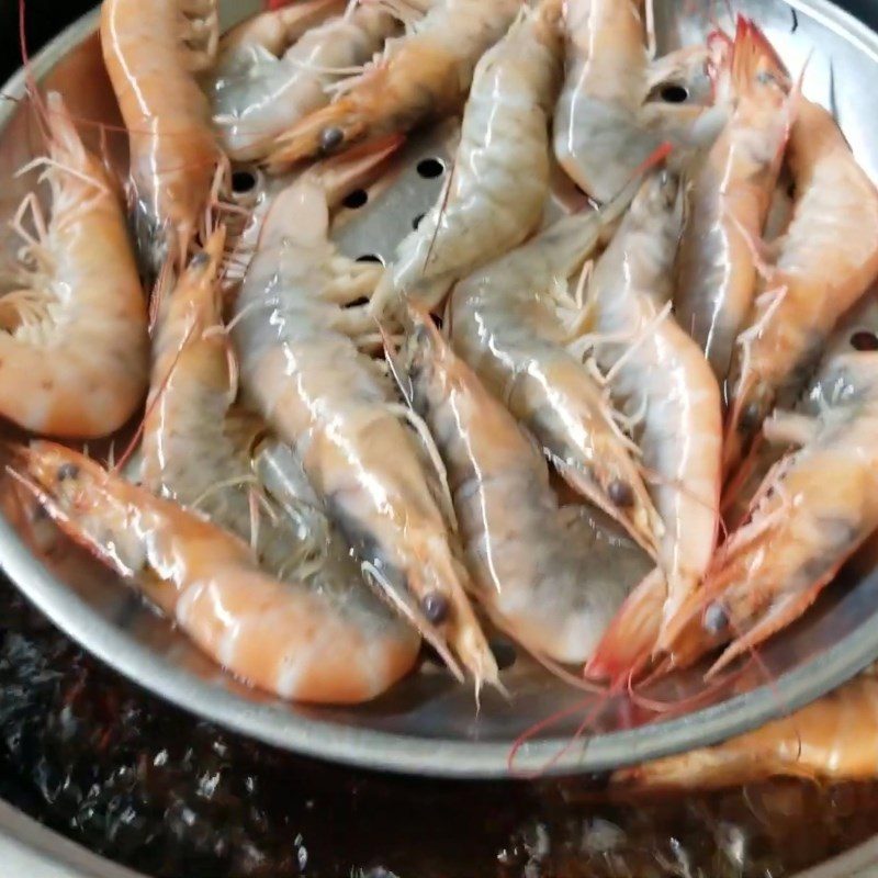 Step 2 Steam shrimp Shrimp steamed with coca